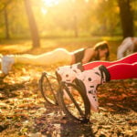 Nahaufnahme von Personen, die mit Fit Boots Rebound Boots in Pink im Freien Planken machen